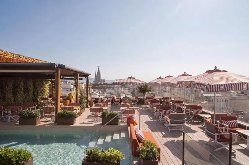 Piscina y terraza de La Dolce Vitae, la azotea del Majestic, con la ciudad al fondo